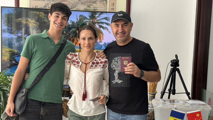 O familie de moldoveni din China a parcurs 2.000 km pentru a vota