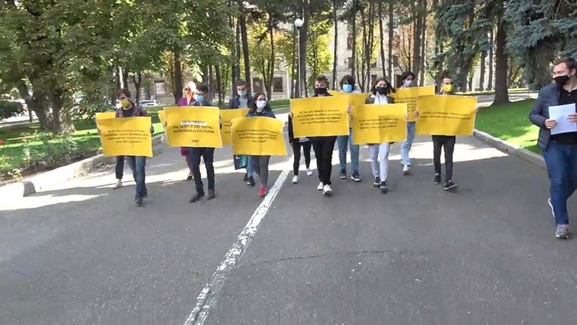Protest cu pancarte de la PAS: 10 întrebări adresate lui Dodon și Chicu