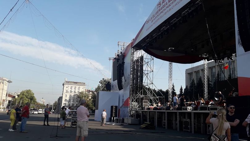 Scena pentru concertul din 24 august promis de Dodon, instalată în PMAN