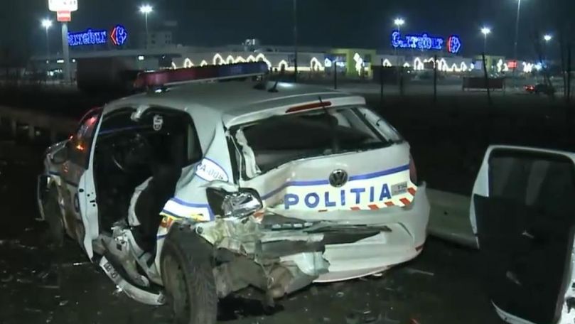 Mașină a Poliţiei, făcută praf pe autostradă de un tânăr de 18 ani