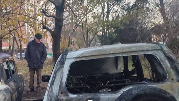 Incendiu provocat de o persoană în Capitală. Două mașini au ars