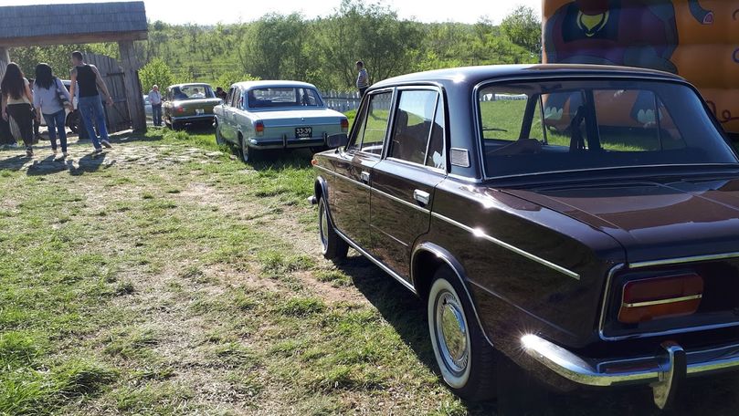 Mașini retro, blocate de un Audi Q7: Gard distrus și șofer amendat