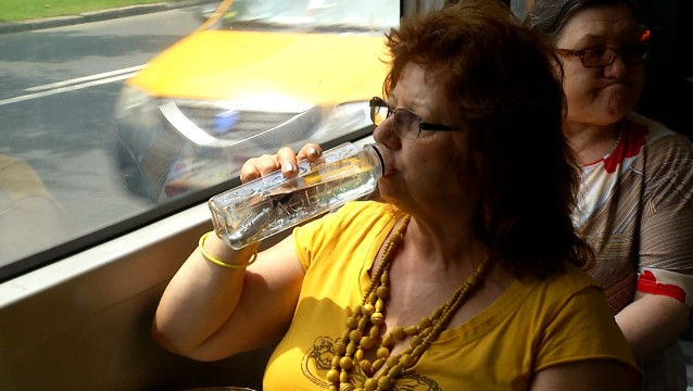 Ce rişti dacă bei vara apă din sticla de plastic