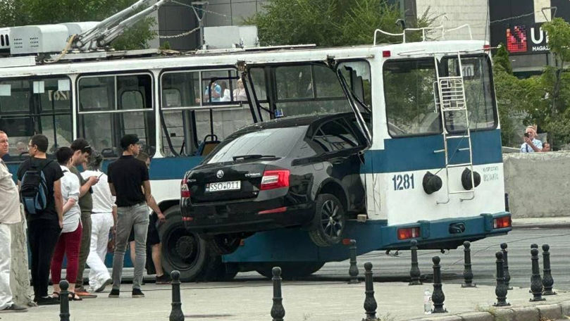 O mașină a intrat într-un troleibuz. Ce precizează Primăria Chișinău