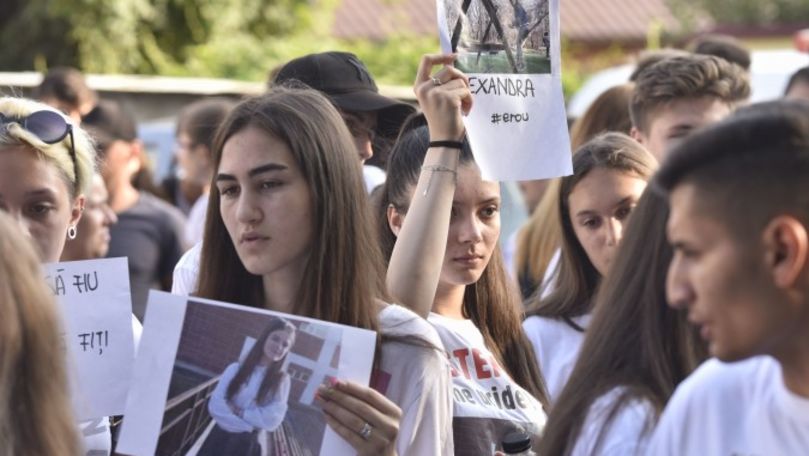 Miting in memoriam la Caracal pentru Alexandra Măceșanu și Luiza Melencu