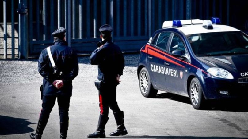 Un român arestat la domiciliu a pus pe jar pe carabinieri în Italia