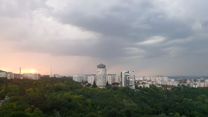 Cod Galben: Furtună puternică cu apus de soare, filmată din Chișinău