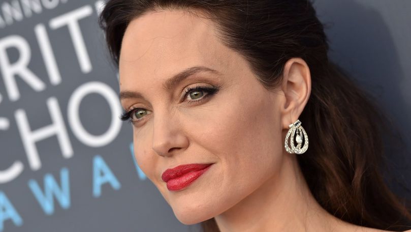 Actrița Angelina Jolie, de nerecunoscut cu părul blond și creț