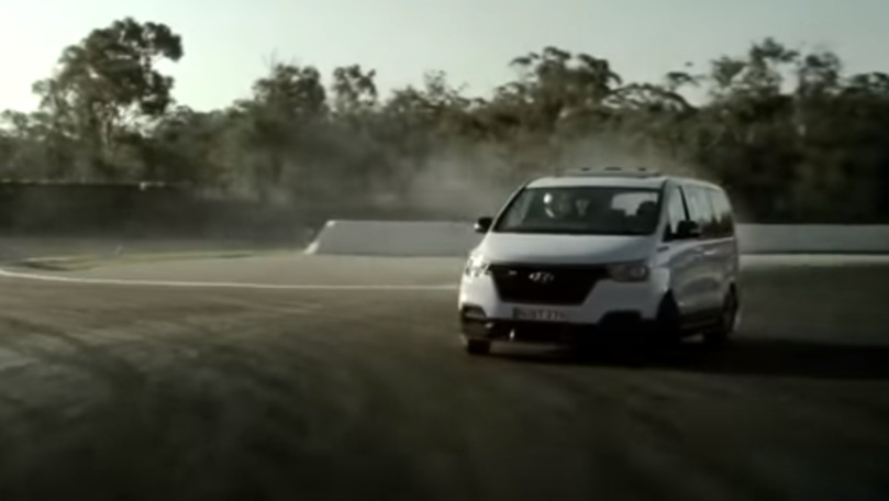 Минивэн Hyundai устроил дрифт на треке.