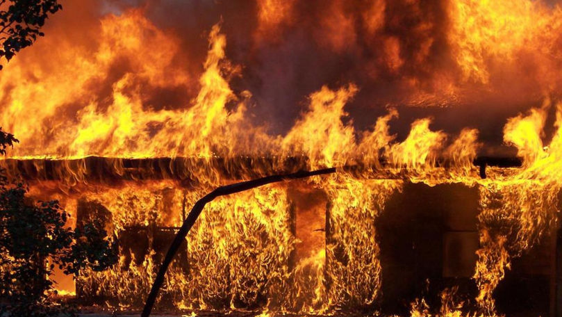Incendiu la Coșernița: O casă de locuit, cuprinsă de flăcări