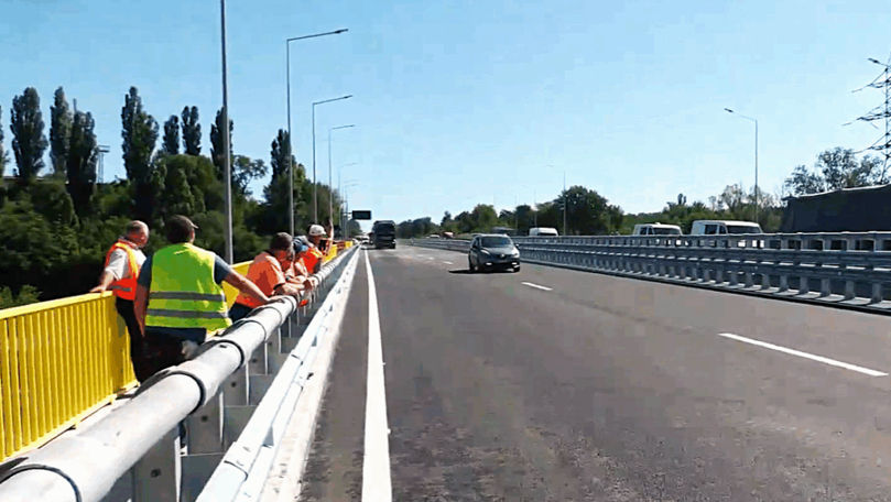 Circulația pe podul peste Bâc și pasajul feroviar de pe M1 s-a redeschis