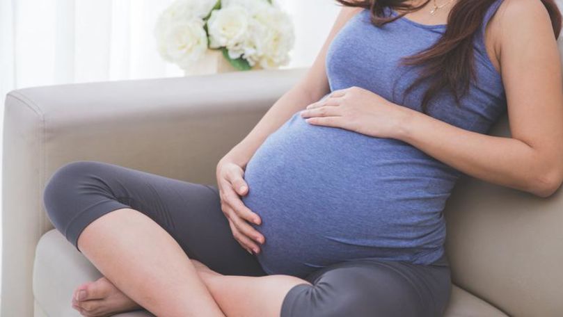 O tânără cu COVID-19, însărcinată cu gemeni, a murit după ce a născut