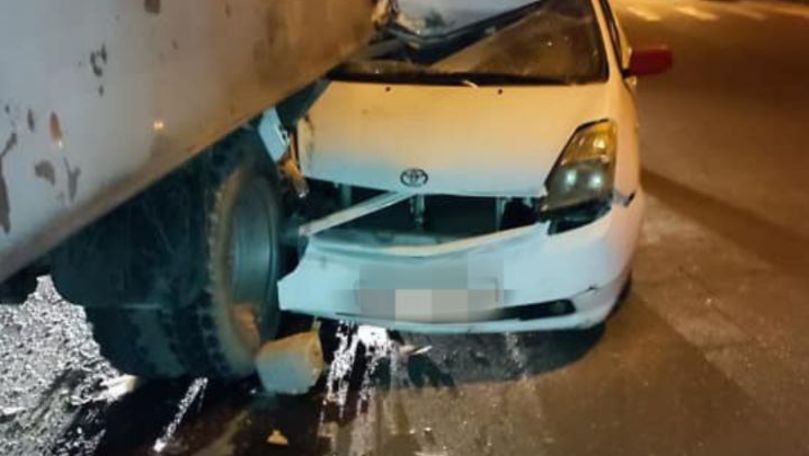 Accident în Capitală: Un taxi cu un pasager a intrat într-un camion