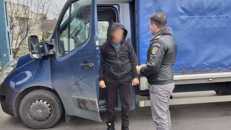 Un moldovean a pornit la drum fără dreptul de a conduce o remorcă