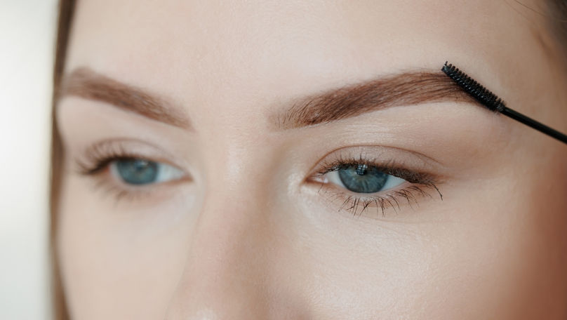 Sprâncenele drepte, noul trend în beauty. Cum poți obține forma perfectă