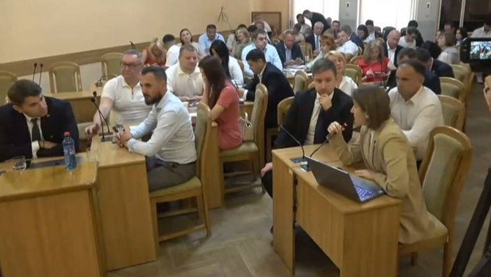 Replici între consilierii municipali: Vă rog să fiți foarte precauți