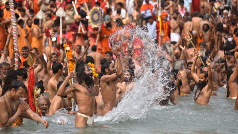 Zeci de mii de indieni s-au scăldat în Gange pentru a scăpa de păcate