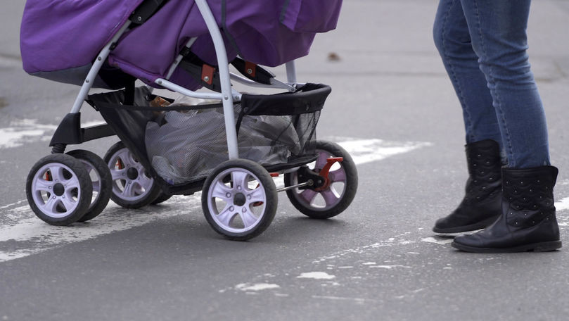 O mamă cu un copil în cărucior, la un pas de a fi tamponată pe zebră