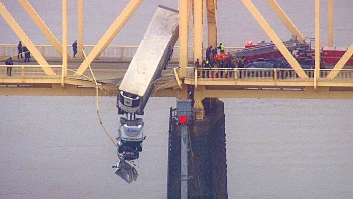 O femeie din SUA, salvată în timp ce camionul său atârna de pe un pod