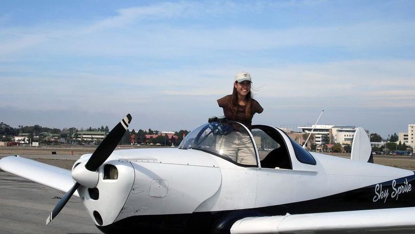 Povestea emoționantă a unei femei care pilotează cu picioarele