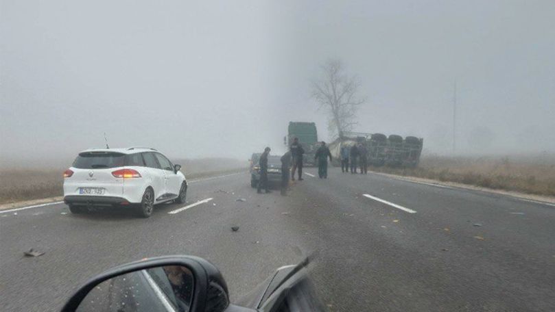 Accident la Hâncești: 2 mașini s-au ciocnit și un TIR s-a răsturnat