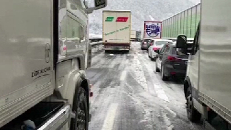 Coadă de 16 km pe o autostradă în Italia. 200 de persoane, salvate