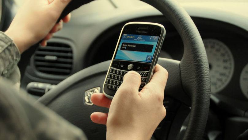 România: Șoferii cu telefoane la volan ar putea rămâne fără permis