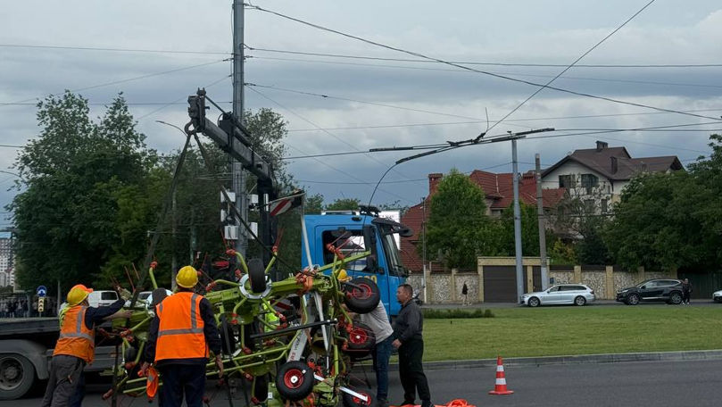 Circulație îngreunată pe Calea Orheiului. Firele electrice, rupte