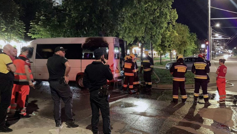 Incendiu nocturn în Capitală: Un microbuz, cuprins de flăcări