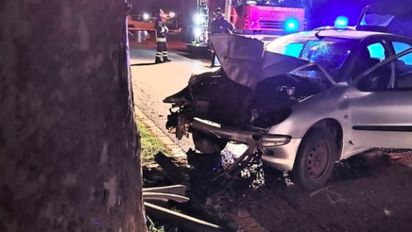 Italia: Un moldovean a murit după ce a intrat cu mașina într-un copac