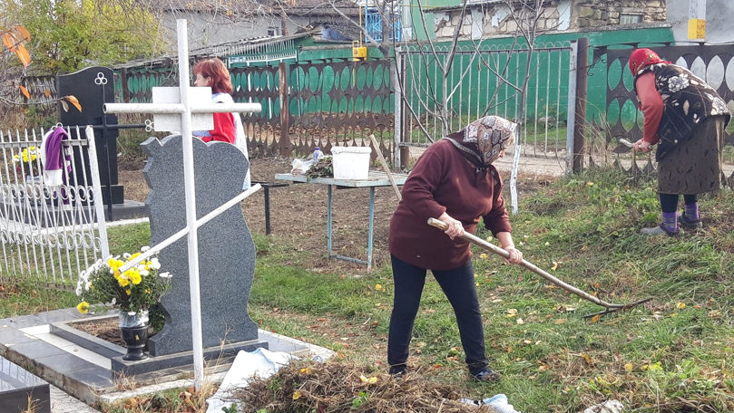 Pregătiri pentru Paștele Blajinilor: Oamenii fac ordine la morminte