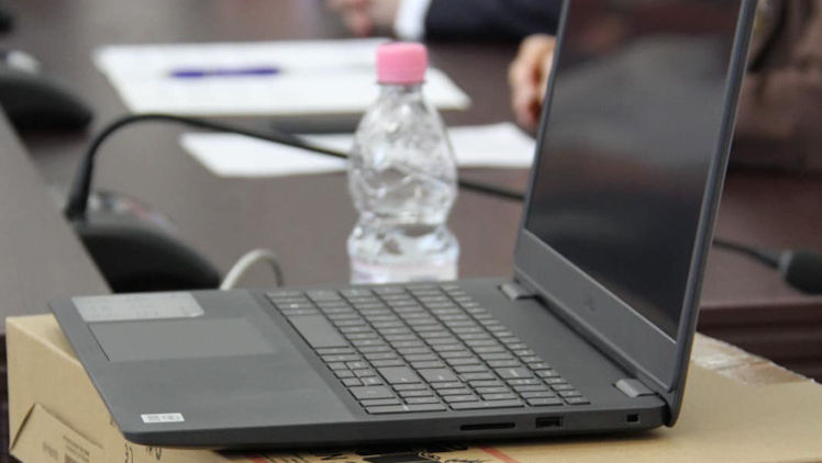Mai multe școli din Moldova au primit laptopuri din partea României