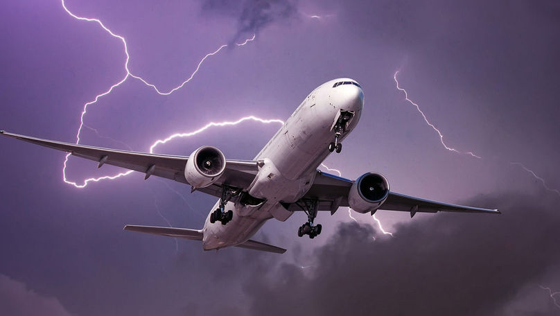 Un avion a aterizat de urgență după ce a fost lovit de un fulger