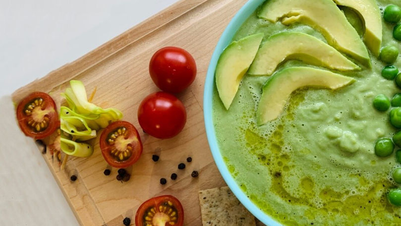 Supă cremă de mazăre cu avocado și lămâie, gustoasă și catifelată