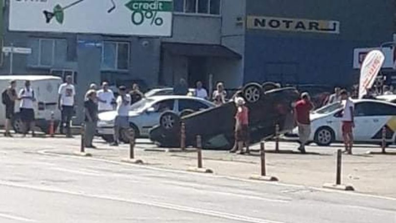 Un automobil s-a răsturnat pe o stradă aglomerată din Capitală