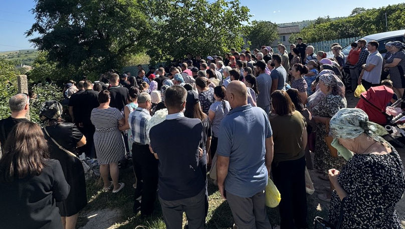 Lacrimi la Telenești: Cei doi pompieri sunt conduși pe ultimul drum
