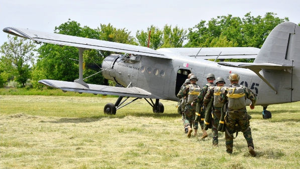 Militarii moldoveni execută salturi cu parașuta la Bălți