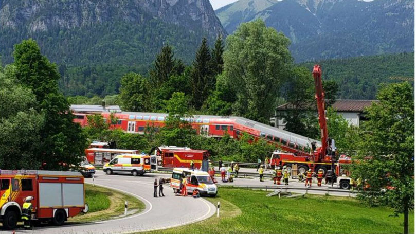 Trei morţi şi zeci de răniţi după ce un tren a deraiat în Germania
