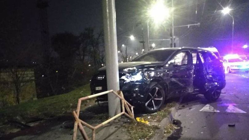 Accident grav în Capitală: O mașină de lux, făcută zob