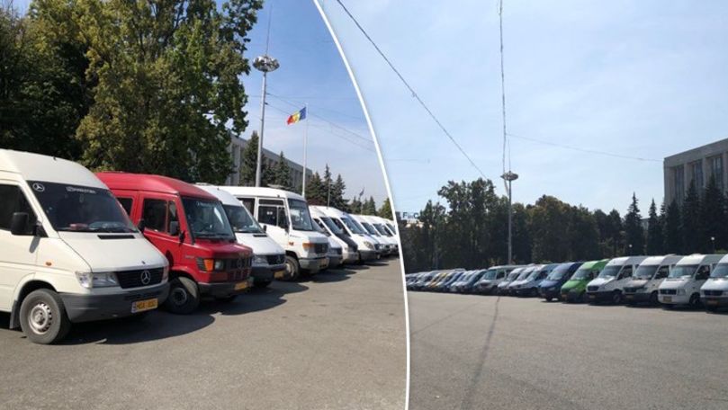 Protest la Guvern: Șoferii microbuzelor parcate au claxonat îndelung