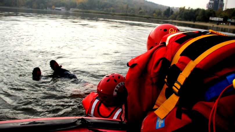 20 de salvatori, instruiți de englezi pentru a salva oamenii din apă