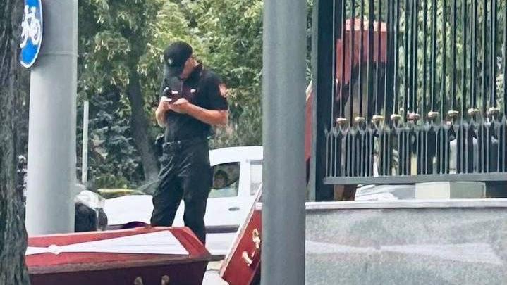 Sicriul de lângă Președinție, adus de 5 tineri, printre care și minori