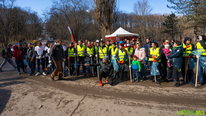 Verde.md: Sute de voluntari au făcut ordine în parcul Râșcani