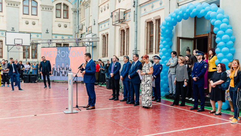 Liderul AUR, George Simion, huiduit de elevii unui liceu din București