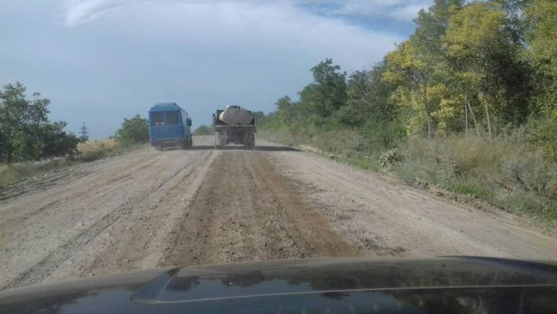 Au început lucrările de îmbunătățire a drumului Delacău-Bulboaca