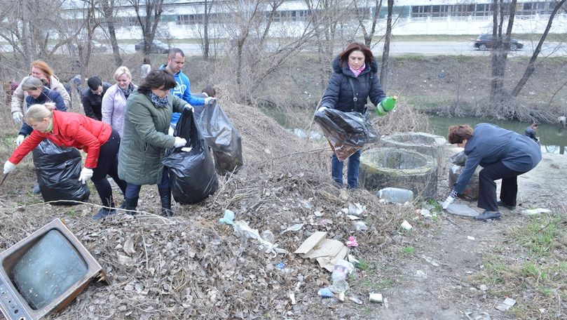 6.000 de saci cu gunoi, colectați în urma salubrizării râului Bâc