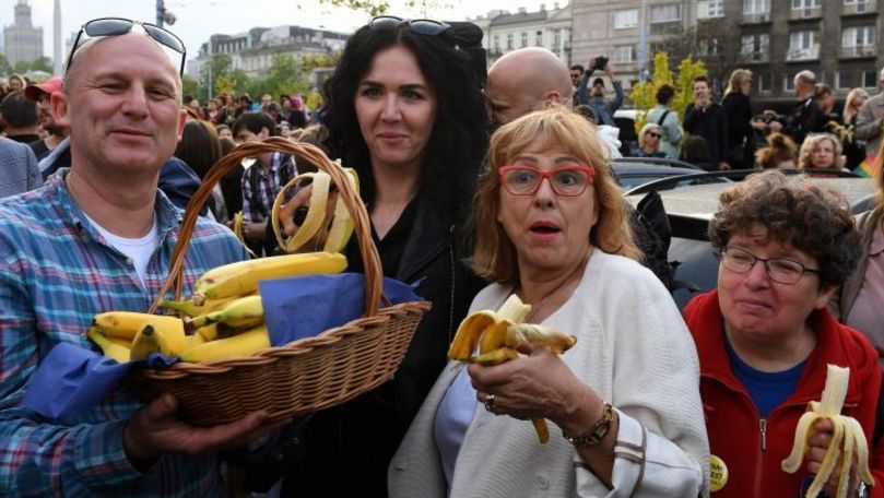 Mii de oameni au protesat cu banane la Muzeul Naţional din Varşovia