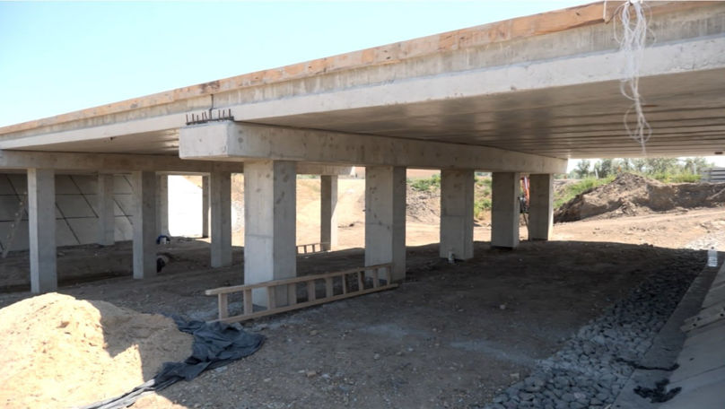 Lucrările de reconstrucție a podului de la Zaim, pe ultima sută de metri