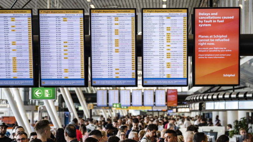 Haos pe aeroportul Schiphol din Olanda: 180 de zboruri, anulate