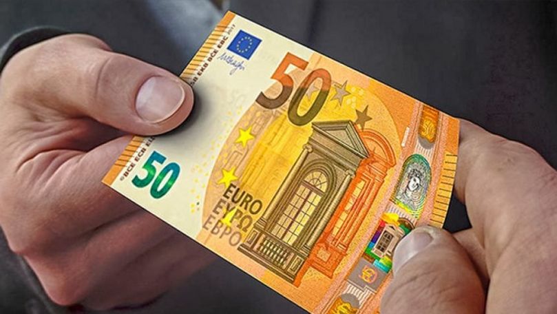 Bancnote de euro false, aruncate pe piață de interlopi români